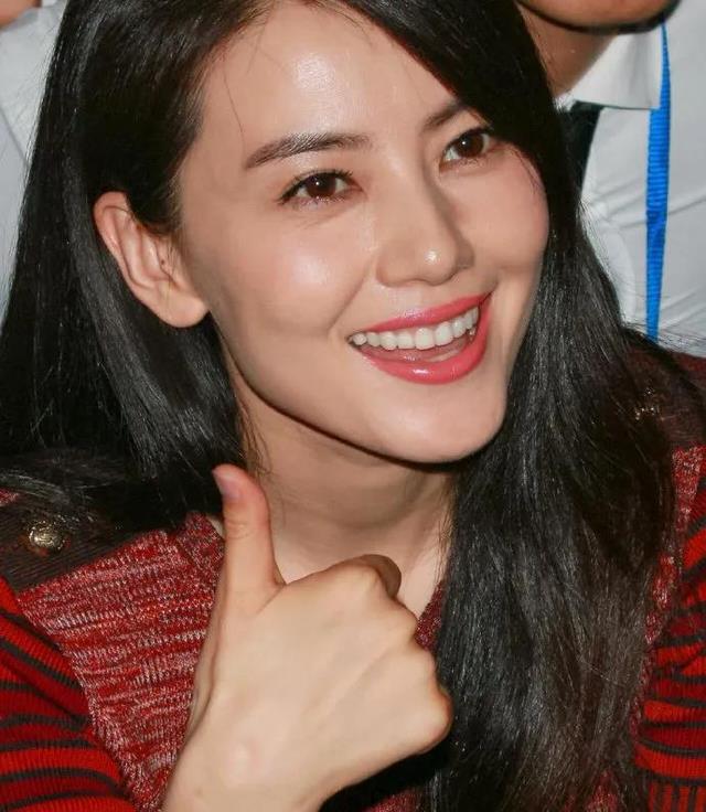 高圆圆某电影宣传发布会生图，这不愧是国民媳妇级别的啊