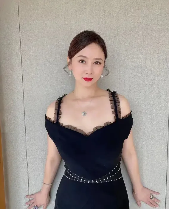 从清华教授女儿到亚姐冠军，翁虹的叛徒之路