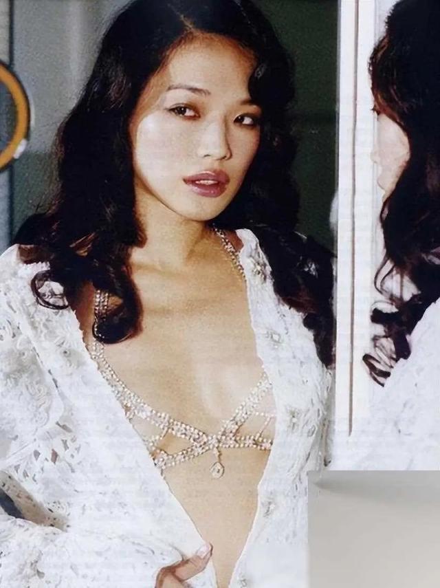 蒋欣出席蜡像揭幕仪式,被丑到无语尬笑,却强调和她“一模一样”