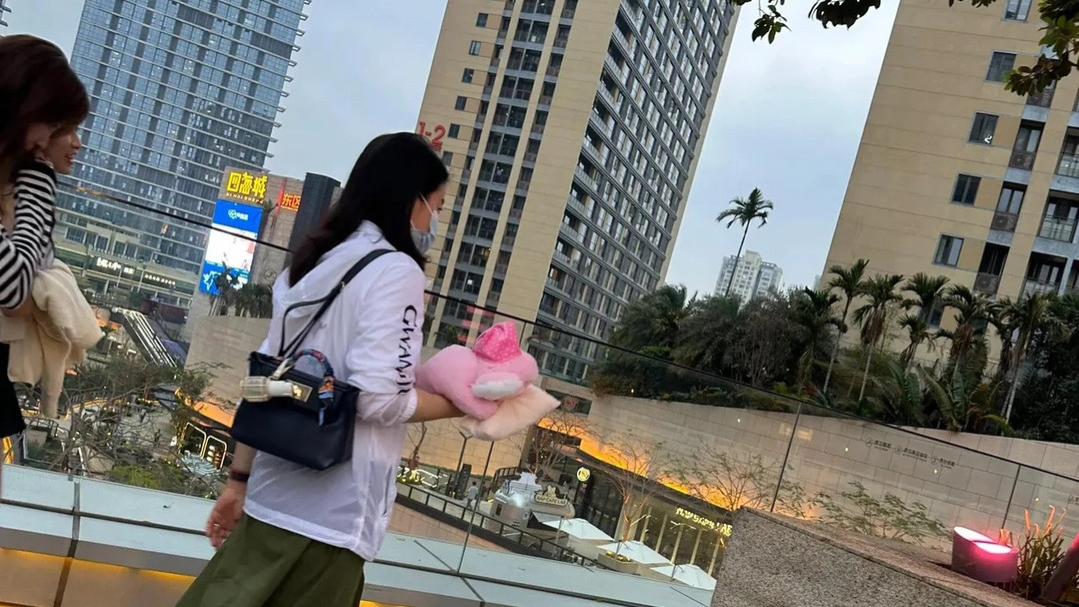 霍启刚一家回乡祭祖，郭晶晶背8万名包挂消毒液，穿着朴素接地气