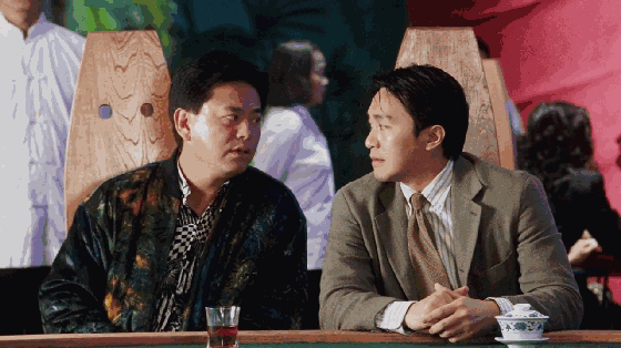 74岁陈百祥街头送外卖,穿T恤戴安全帽老态龙钟,烈日下还要搬水泥