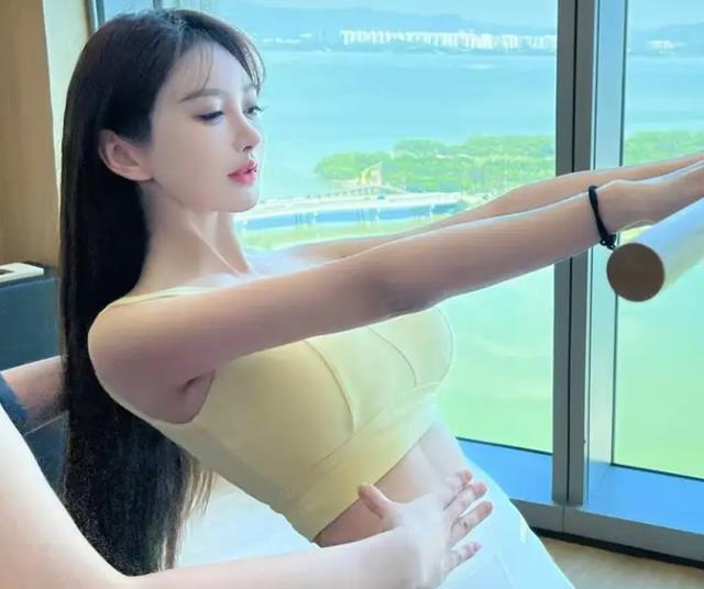 老牛“再”吃嫩草。黄晓明又快乐了,小十四岁的女友确实优秀