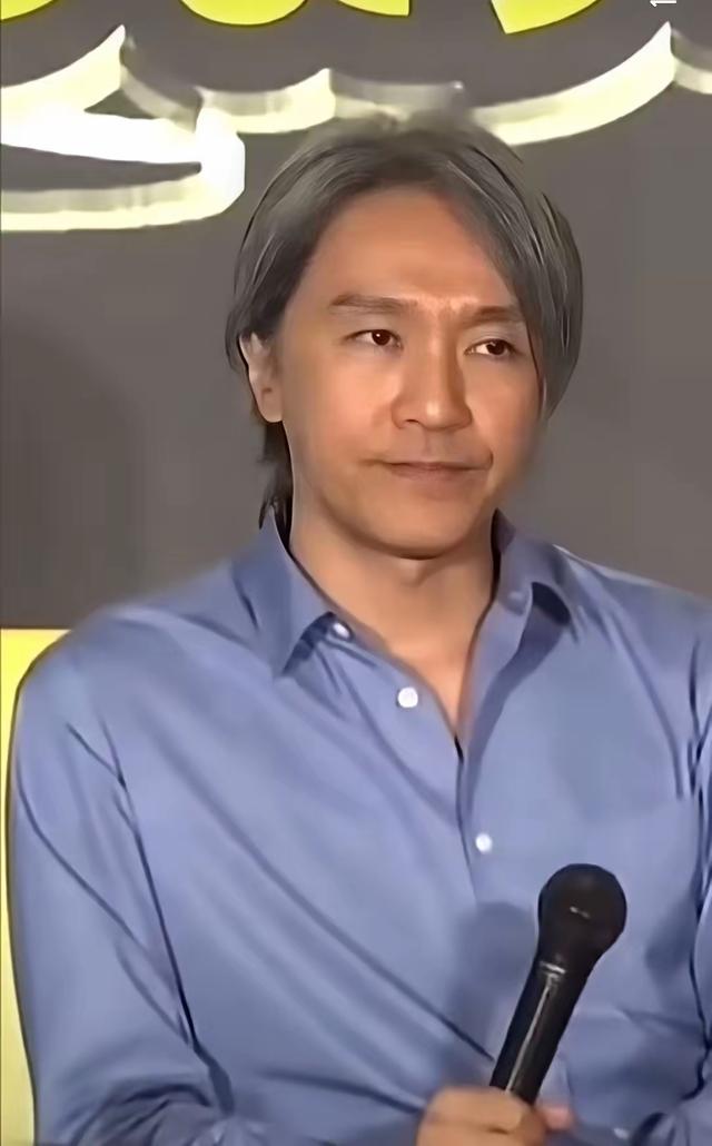 周星驰“御用闲人”近况曝光!满头白发面色暗淡,网友直呼认不出