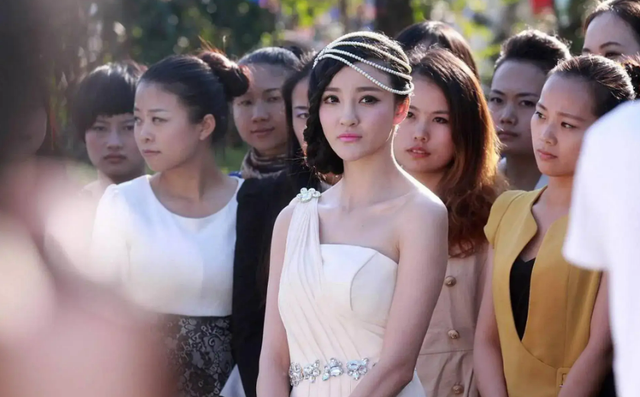 横店20万群演现状:美女泛滥成灾,懒汉光棍遍地,他们将何去何