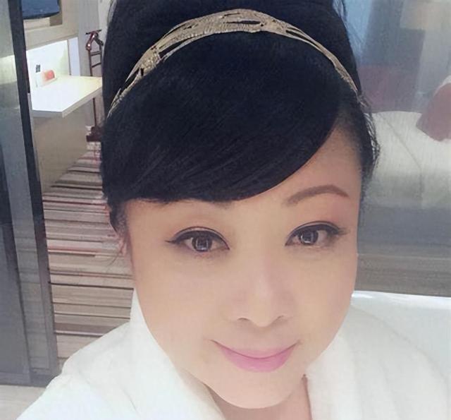 57岁女演员包养20岁小鲜肉,公开秀恩爱,以妈咪儿子互称！