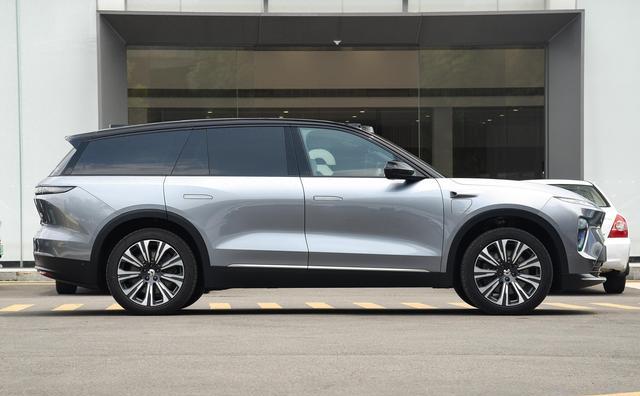 座椅2+2+2布局，653马力+空气悬挂，家用可以看这款豪华中大型SUV
