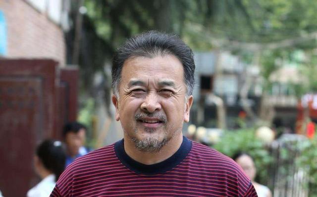 上午撤职下午就被带走，曾经的八一电影厂长黄宏，如今过得怎样？