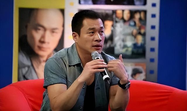 54岁“武松”丁海峰曝光:在美国树林砍柴烤肉,美国豪宅尽显气派