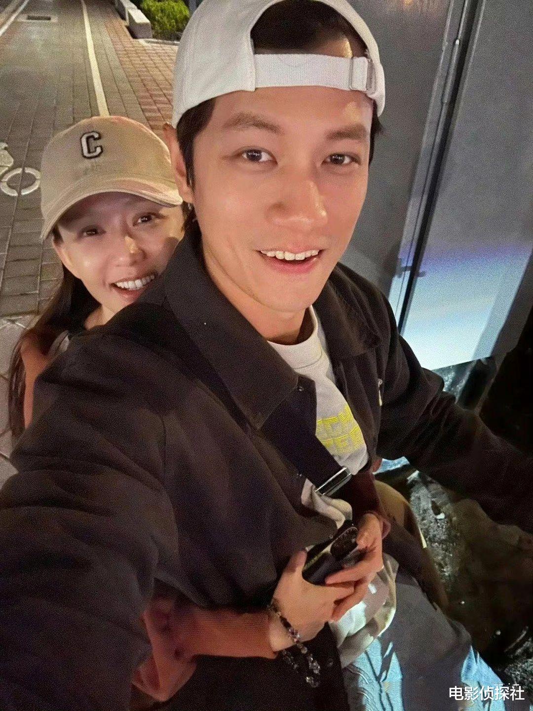 陈乔恩、艾伦骑电车出街,二人甜蜜互动,领证两年即将举办婚礼