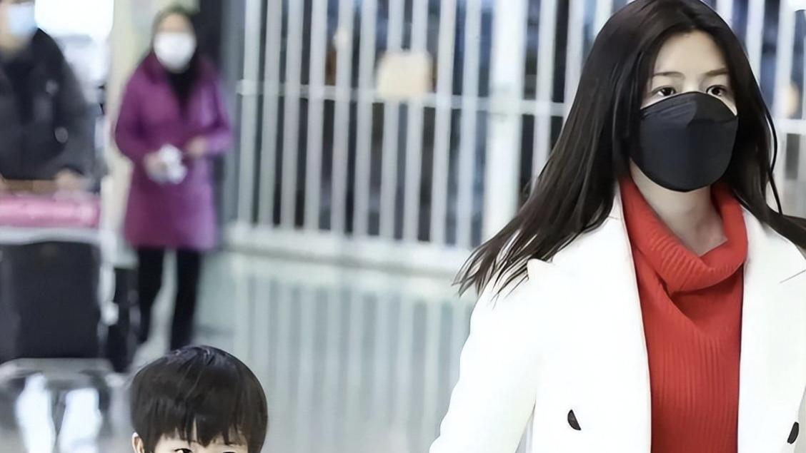 陈妍希带娃现身机场！穿白色套装似丧服，7岁儿子五官似妈超精致