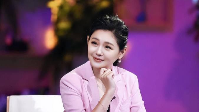 大s刚结婚时带汪小菲见爷奶，那时大s还没有生娃，真的好瘦，好美