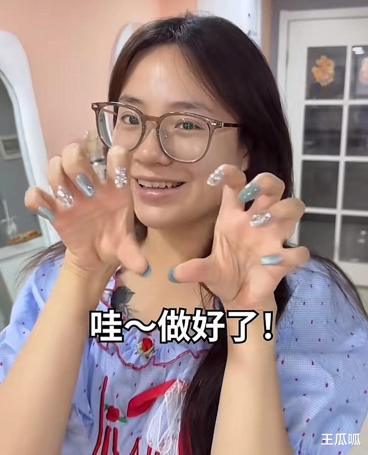 小鱼海棠惹争议！怀孕3个月染头发做美甲，被质疑不拿孩子当回事