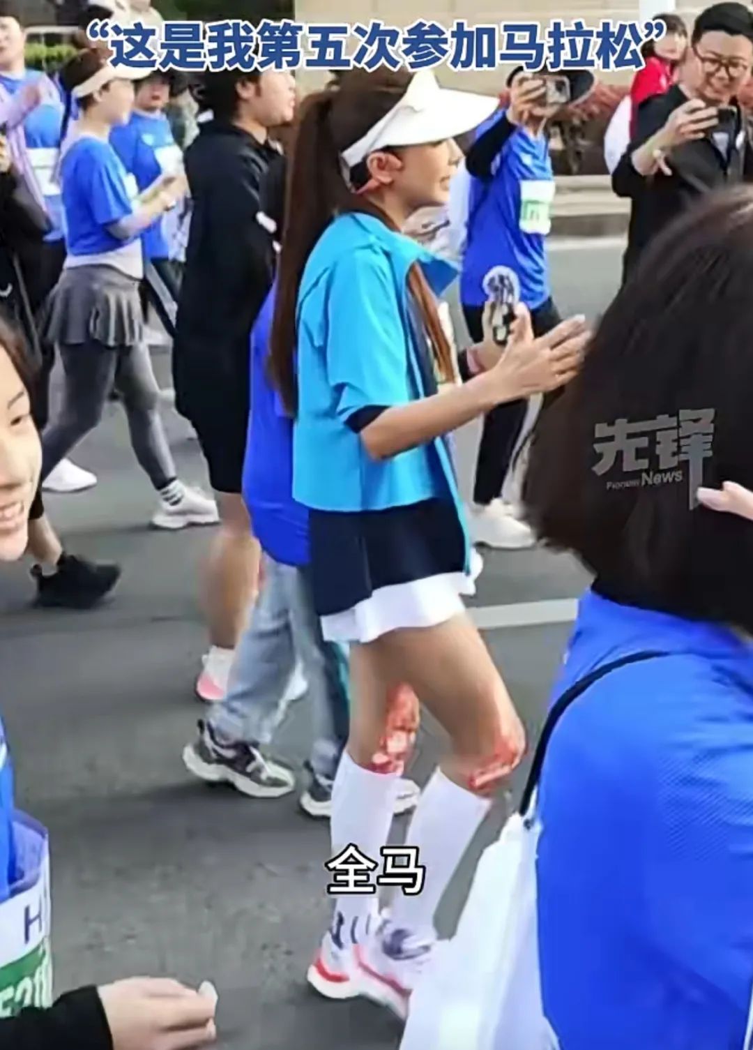 50岁朱迅，今天青岛马拉松“边跑边主持”：不到一个月跑三场