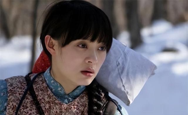 41岁孙俪长发披肩出席活动,脸蛋圆润胖了很多!穿白裙温柔又优雅