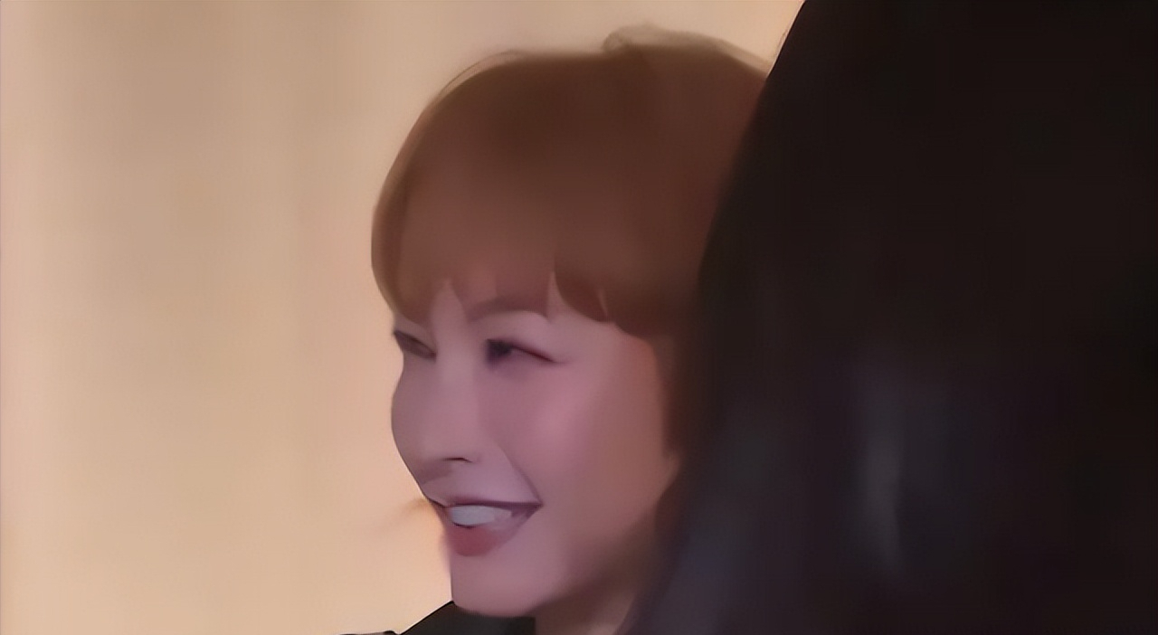 41岁吴昕露面米兰大变样？金色短发配皮衣，脸却肿成“三角眼”