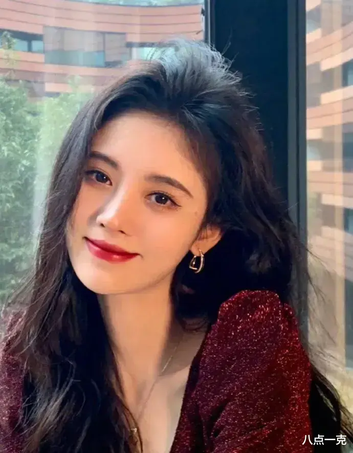 鞠婧祎半永久万人嫌!网友为其P掉胎毛刘海后,大脸盘子一览无遗