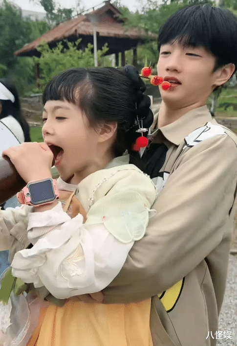 杨威7岁双胞胎女儿爱上拳击，和哥哥一样练出12块腹肌，太优秀