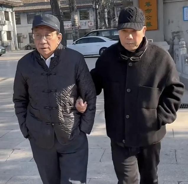 成功了，成功了，杨议拜师到侯氏相声门下，多年的海清终于熬成婆