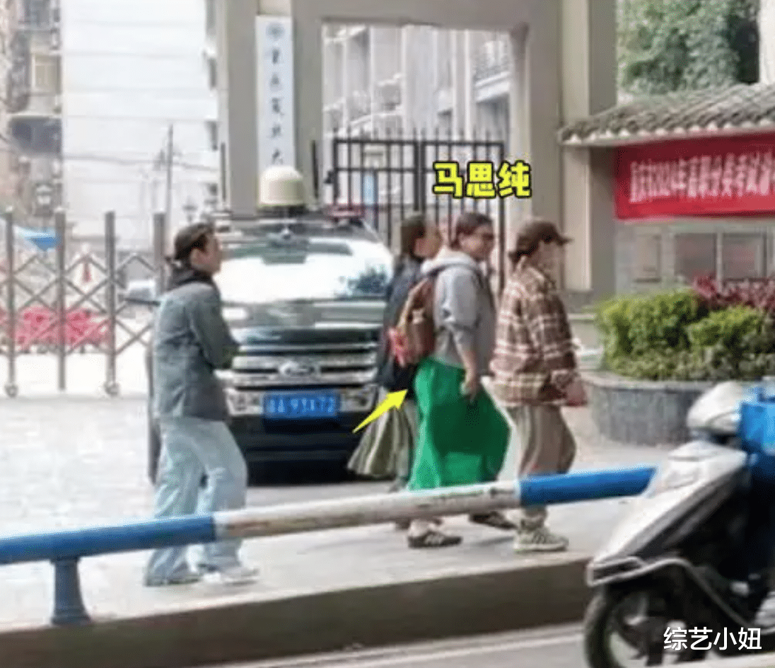 马思纯素颜游重庆,街头刮刮刮乐,网友镜头下反弹又胖了?