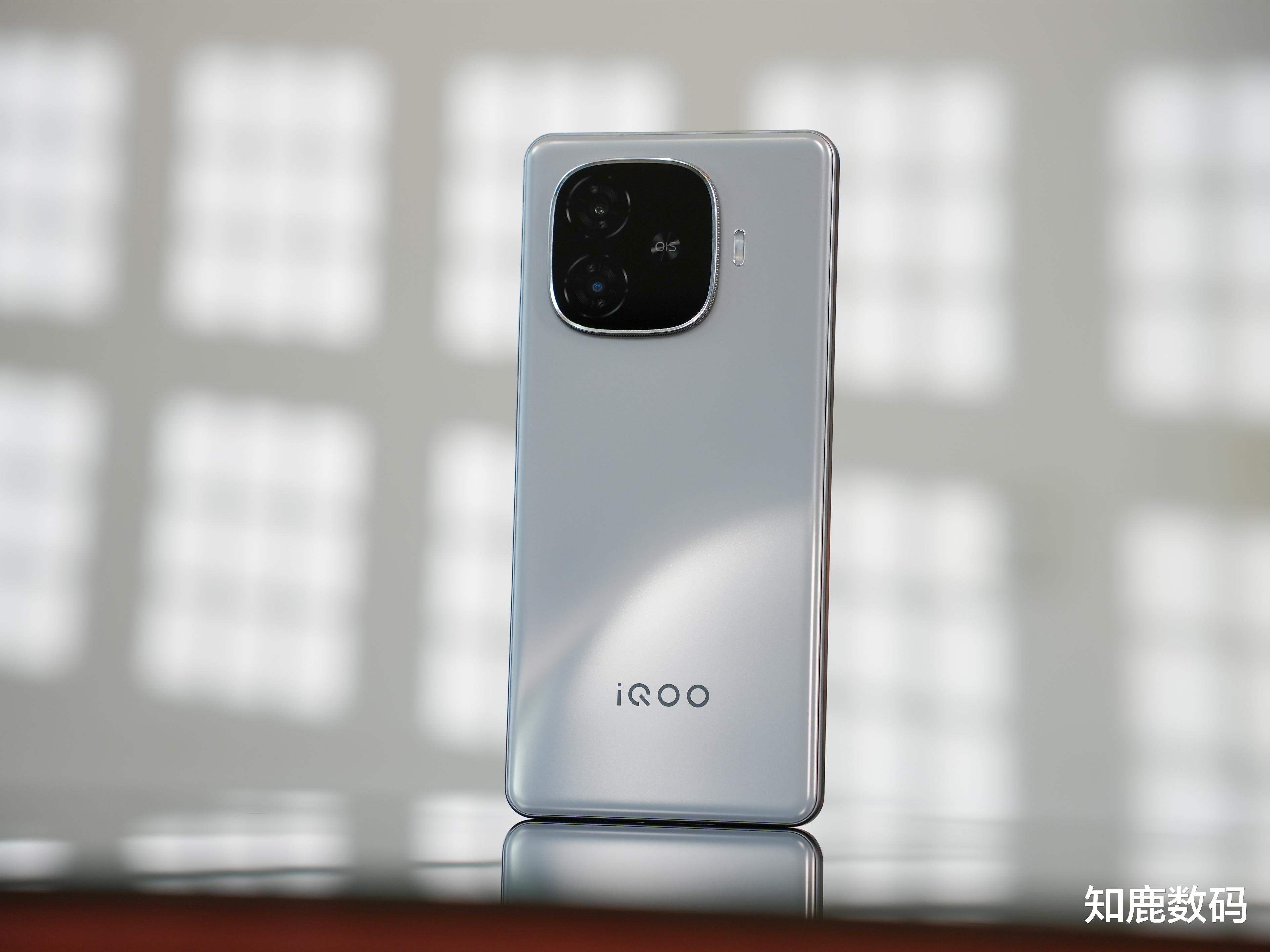 iQOO Z9 Turbo+真机图赏,「月影钛」配色是不是你的菜?