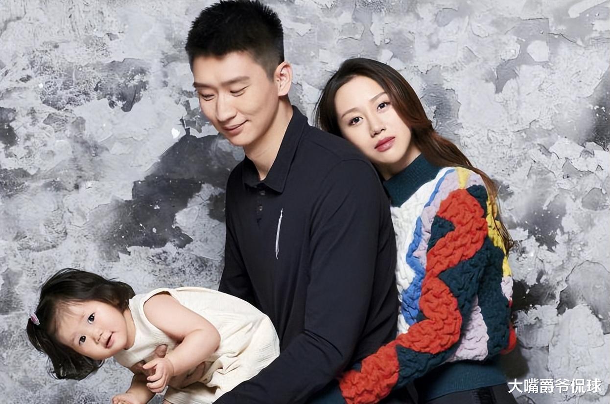 马布里47岁生日聚会孙悦新女友引关注：酷似陈露 大长腿吸睛