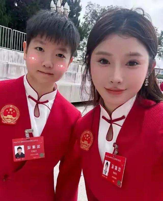 吴艳妮带保镖百度扫楼,大方露出纹身,现场表演跨栏好似奥运冠军