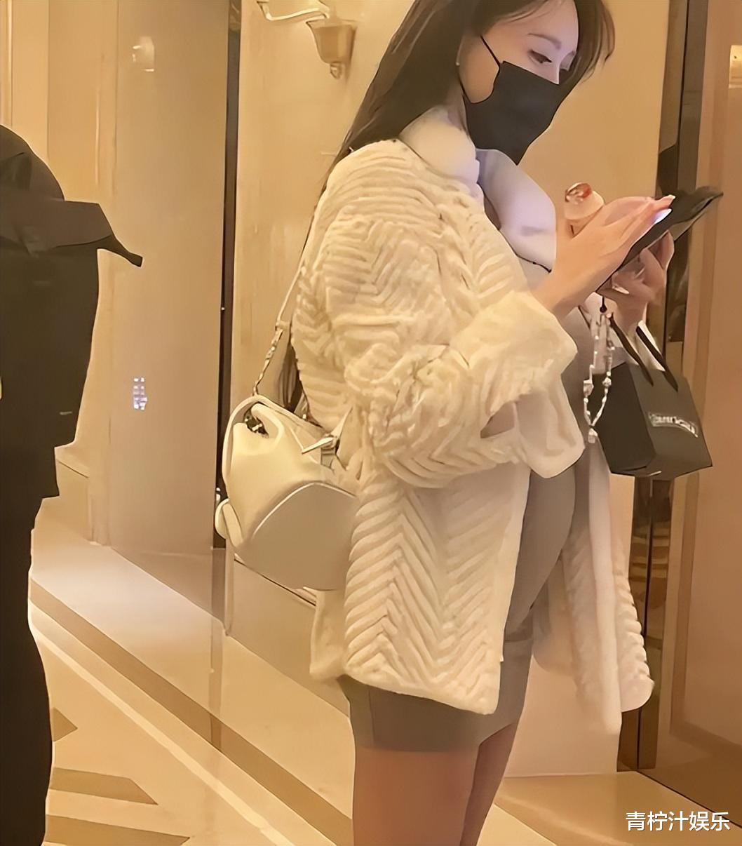 黄晓明和父母在福州过年,没有陪儿子,叶珂怀孕8个多月快要生了