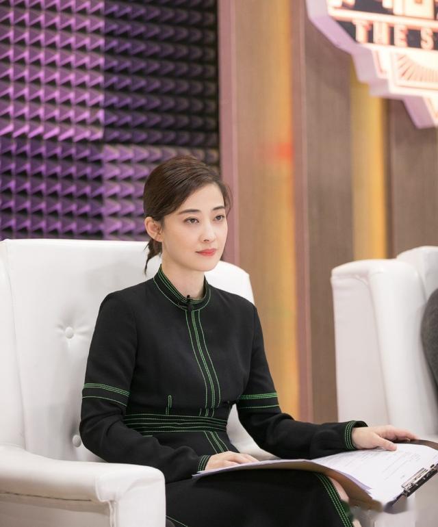 朱时茂26年前的春晚,有谁注意到他身旁的女生?如今成为了老戏骨
