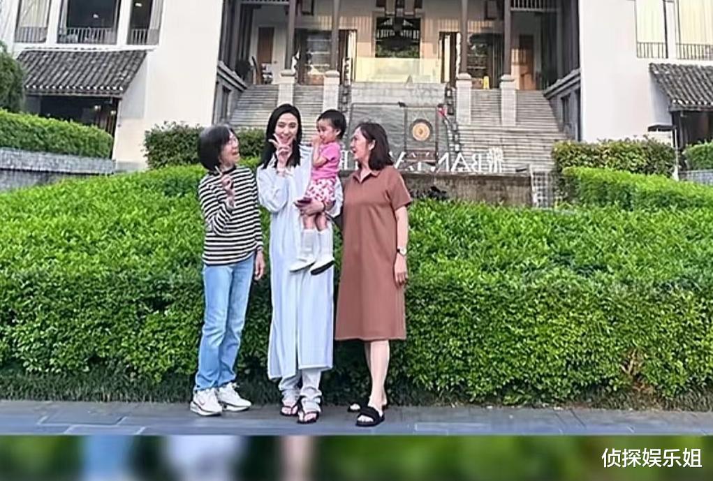 李亚鹏娇妻独自带婆婆妈妈旅行，2岁夏夏成团宠，祖孙三代超有爱