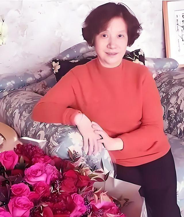 48岁赵薇近况:身形变化像大妈,哥哥离婚了,父亲和公公相继去世