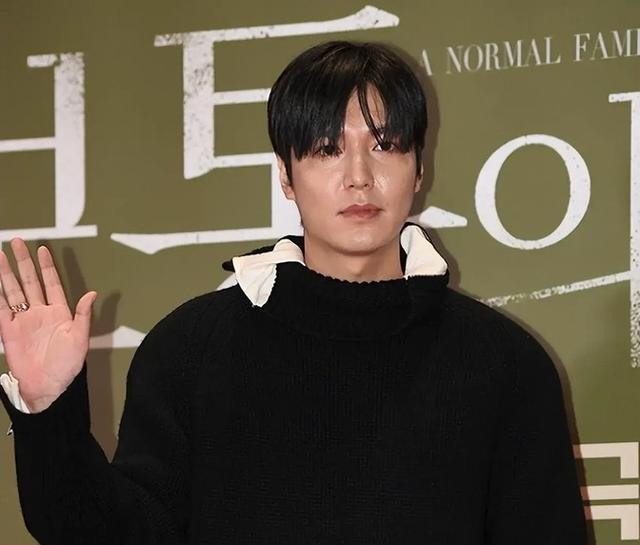 上热搜了!37岁李敏镐“胖到流油”,疑似为躲避富婆、财阀的折磨