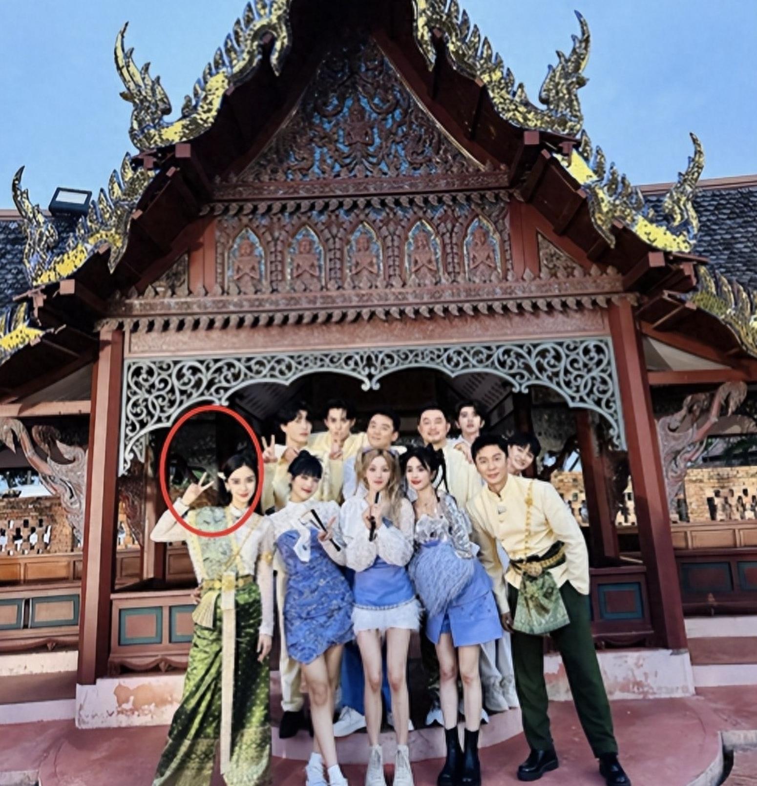 离婚不到2年,没了黄晓明庇护,Angelababy遇上事儿连话都不敢说