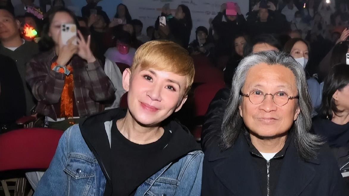 太热闹！刘德华巡演请83岁落魄失明港星，61岁甄子丹夫妇罕见现身