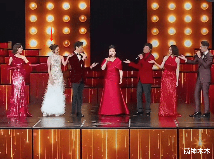 上春山2.0来了！薛凯琪春晚独穿白色被批抢镜，扭胯卖力妩媚过头