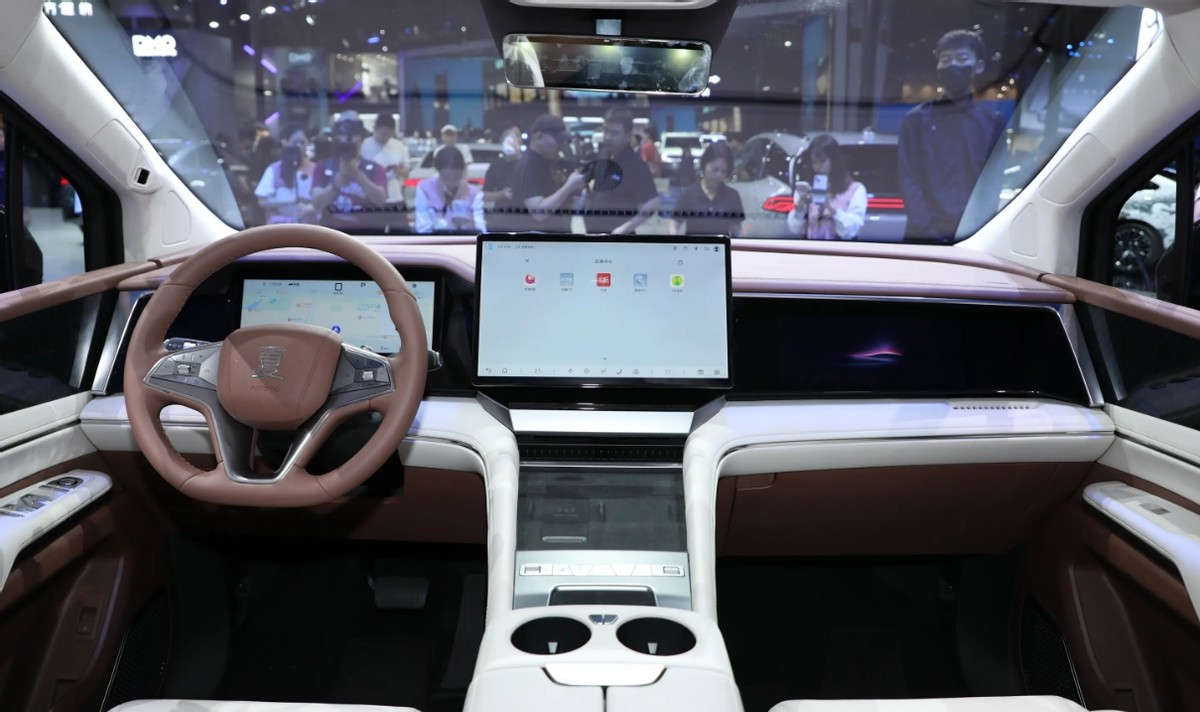 盘点2024广州车展比亚迪展台最“火”的3款车，有钱你会选哪台？