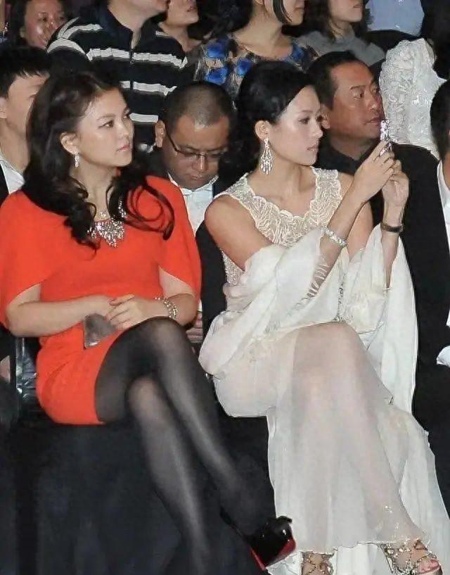 章子怡将丝袜穿得如此土气,真是白瞎了她的一双玉腿