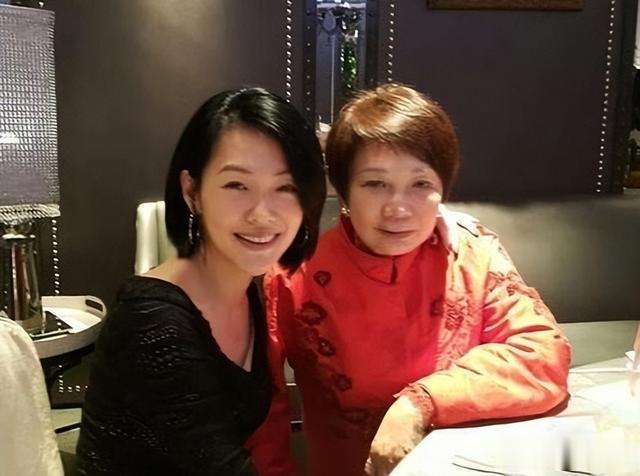 大S与具俊晔灵堂牵手亮相,婆媳不和也要站一排?网友:求剧透!