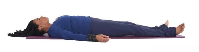 恢复性瑜伽：7个动作可以舒缓紧绷、疲惫的肌肉，为你的身心充电