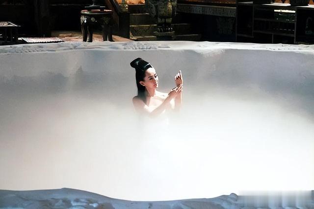 怪不得电视里只有上半身,镜头下移后,真相终究浮出水面!