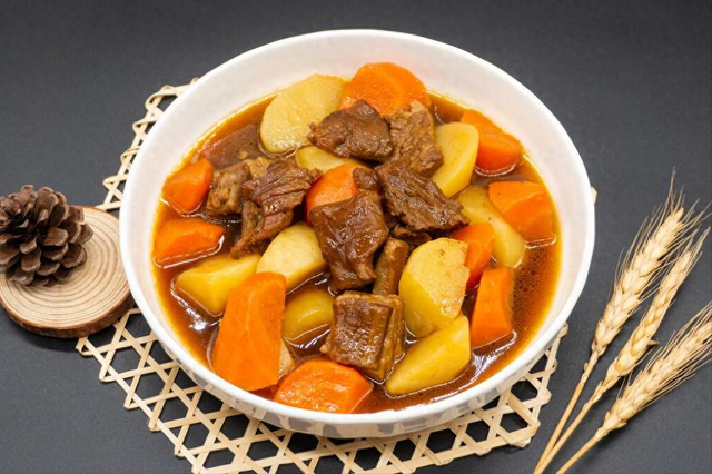 炖牛肉，嚼不烂还塞牙？可别再焯水了，记住这3点，炖出来特软烂