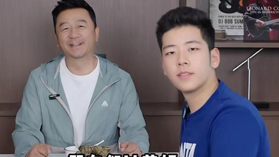 郭涛端午携儿子送祝福，17岁石头长成单眼皮帅哥，满身腱子肉抢镜