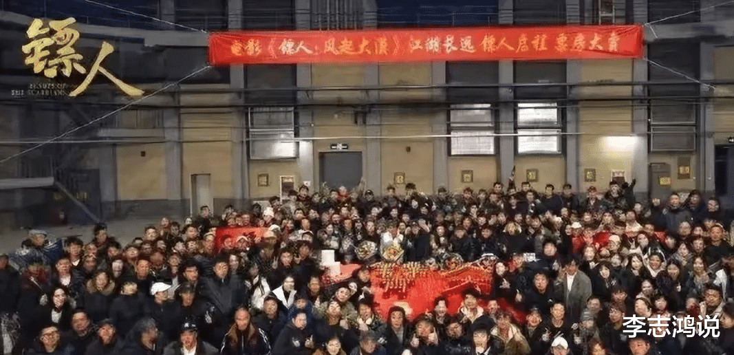 吴京父亲80大寿!喝茅台配七层寿桃,吴京长发亮相,谢楠忙前忙后