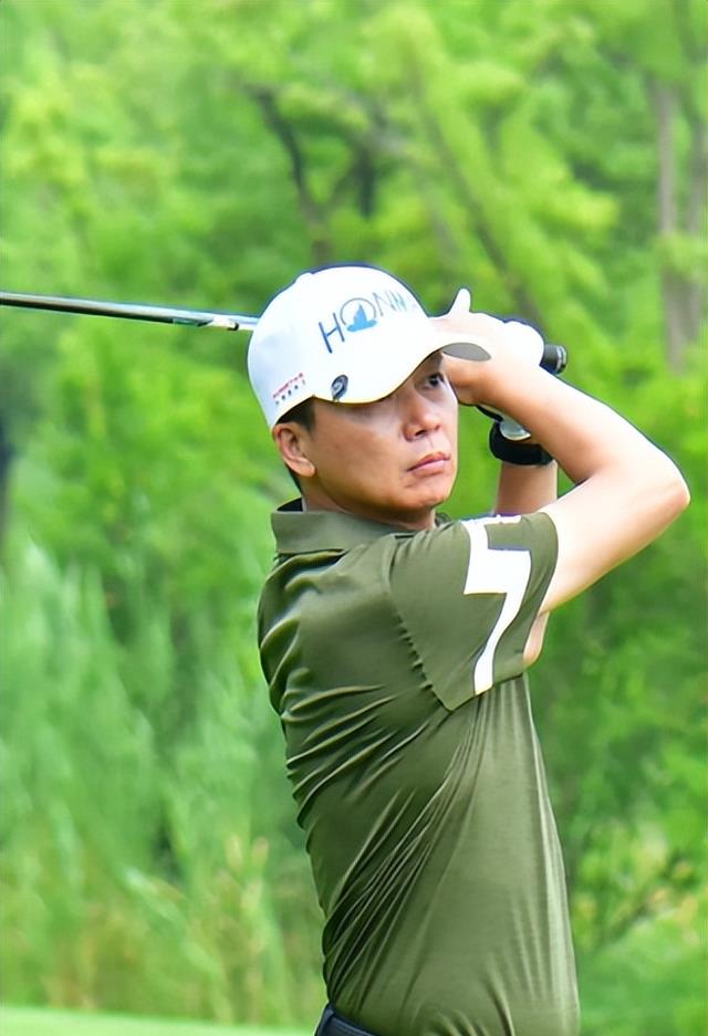 演员刘奕君带着儿子再婚，中年得女后，与儿子一起将她宠成公主！