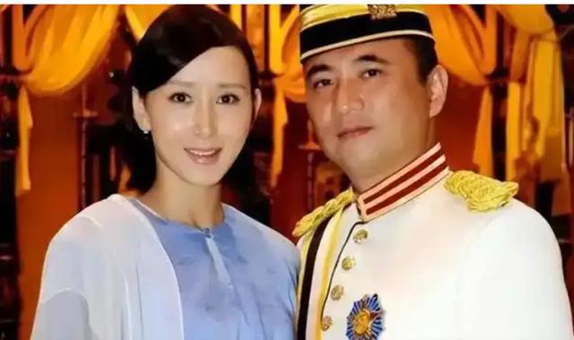 胡静老公朱兆祥跪地拍照宠妻，网友：这才是人生赢家