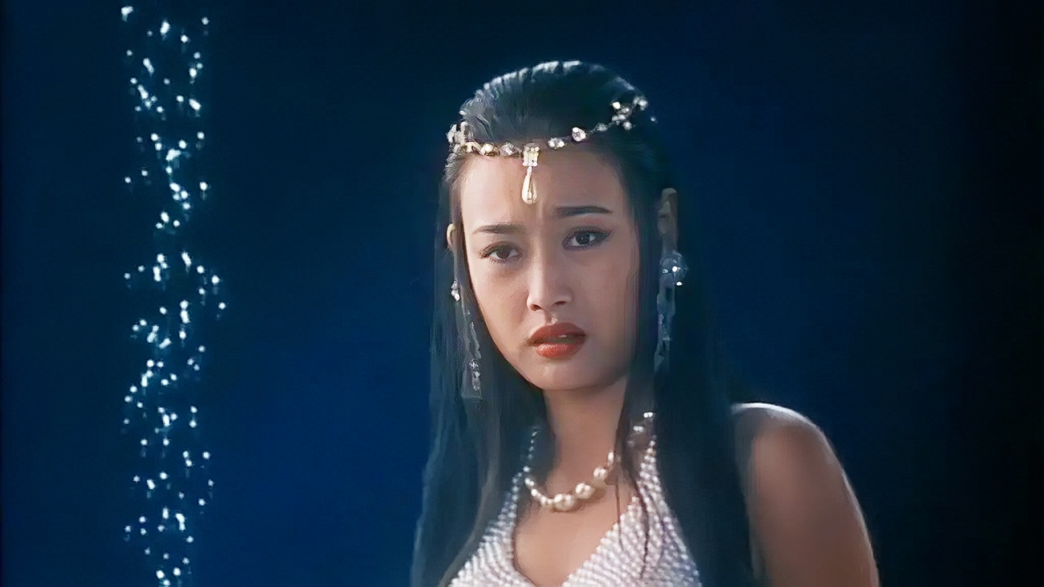 当年看《倚天屠龙记》就觉得她好美，奈何70后美人太多，她没红起来