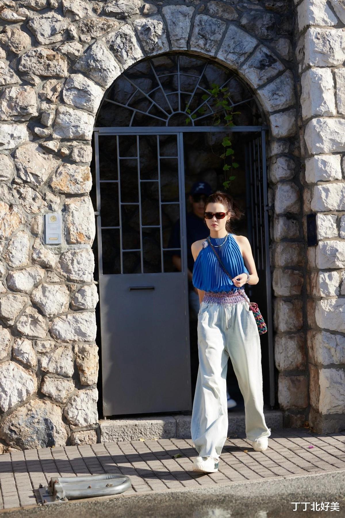 辛芷蕾剪了短发带火一种新穿法：T恤+牛仔裤+渔夫帽，时髦又洋气