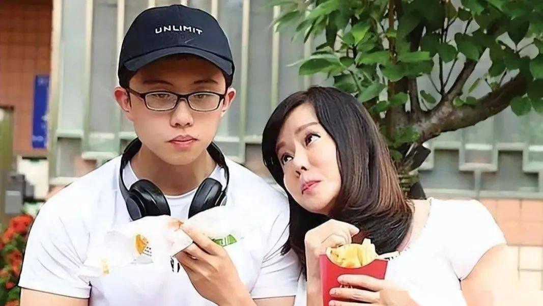 慈母多败儿? 狄莺儿子被曝每晚需捧着妈妈胸部睡觉, 如今光屁股闯泰国民宅被捕