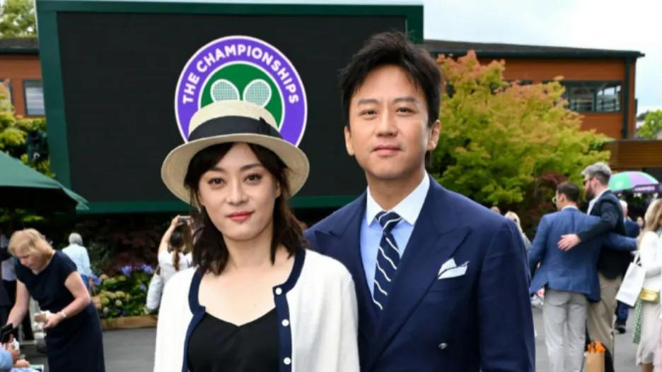 孙俪换发型气质大变！微卷发配吊带裙似豪门贵妇，衬得邓超像保安