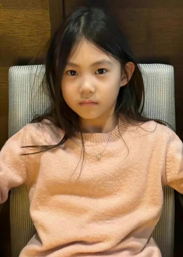 陈冠希晒女儿滑冰照片,遗传爸爸外貌和妈妈身材,笑起来好治愈