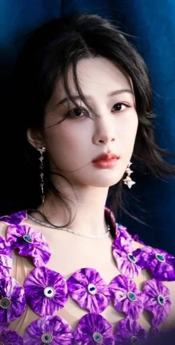31岁杨紫晒封面照,穿五套高定诠释多彩人生,简直是美神降临!